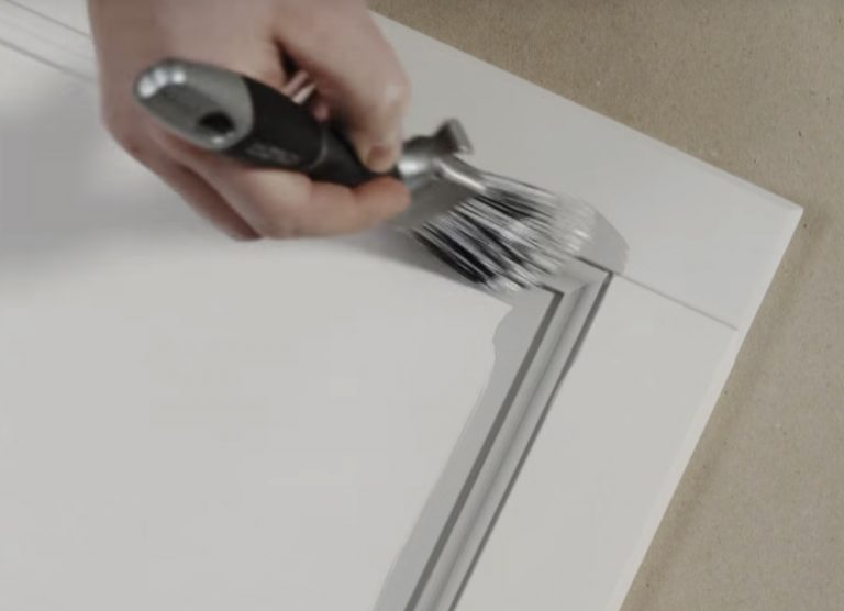 Male køkkenlåger - detaljer med pensel