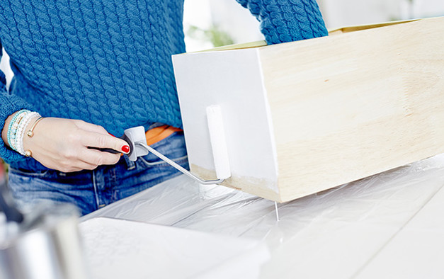 Hjemmelavet reol af malede bogkasser