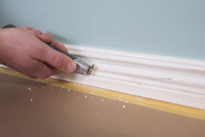 Skrab løs maling væk