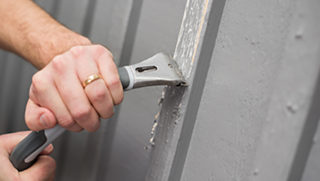 Skrabe træværk for løs maling