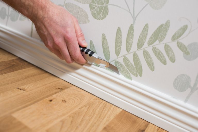 Skære gammelt tapet af fodpaneler